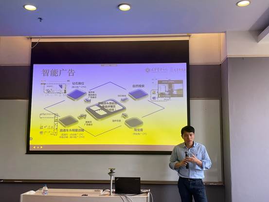 男子和女人站在电视前低可信度形貌已自动天生